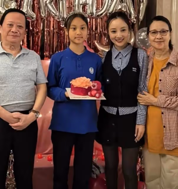 李小璐母女旗袍寫真曝光,12歲甜馨氣質超絕,母女同款高顏值搶鏡