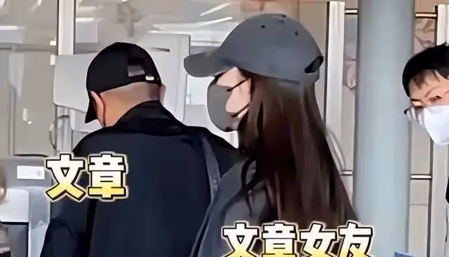文章帶女友出門，女友閨蜜超像姚笛擠在中間，開豪車生活美滋滋