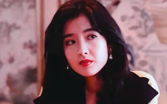 周慧敏再現螢屏掀熱議,凍齡顏值對比自然派女星,誰更勝一籌?