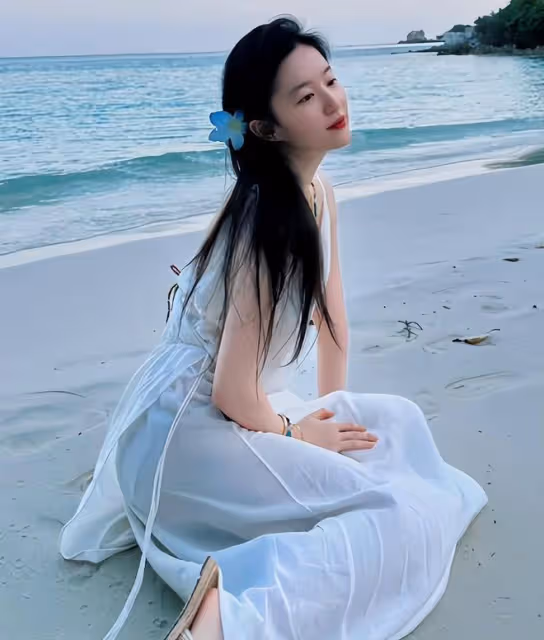 劉亦菲曬美照!腰臀比太絕,37歲似少女,胖一絲累贅、瘦一點沒味