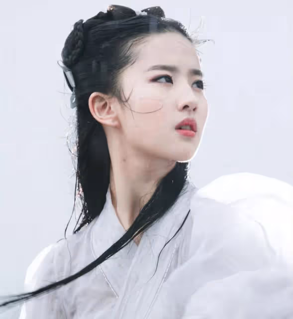 劉亦菲曬美照!腰臀比太絕,37歲似少女,胖一絲累贅、瘦一點沒味