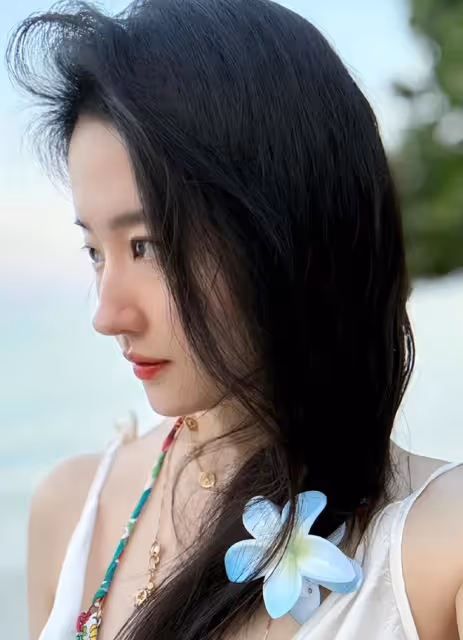 劉亦菲曬美照!腰臀比太絕,37歲似少女,胖一絲累贅、瘦一點沒味