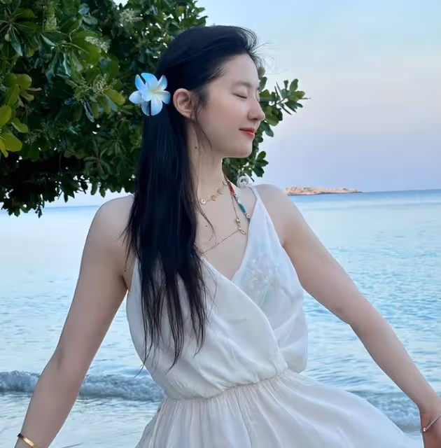 劉亦菲曬美照!腰臀比太絕,37歲似少女,胖一絲累贅、瘦一點沒味