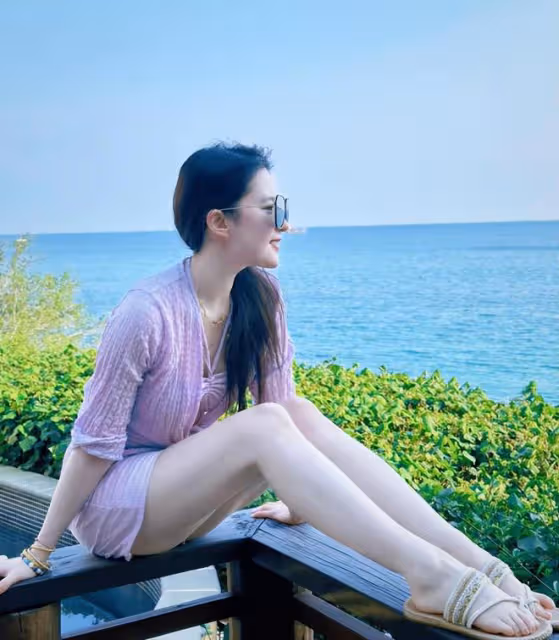 劉亦菲曬美照!腰臀比太絕,37歲似少女,胖一絲累贅、瘦一點沒味