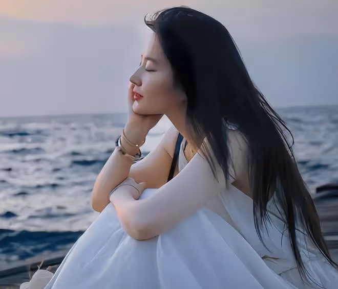 劉亦菲曬美照!腰臀比太絕,37歲似少女,胖一絲累贅、瘦一點沒味