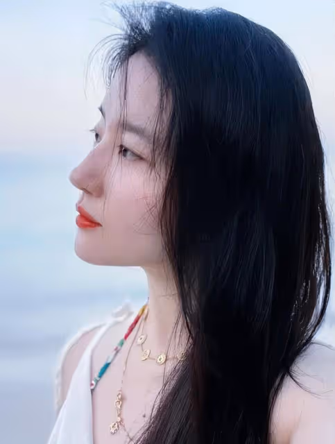 劉亦菲曬美照!腰臀比太絕,37歲似少女,胖一絲累贅、瘦一點沒味