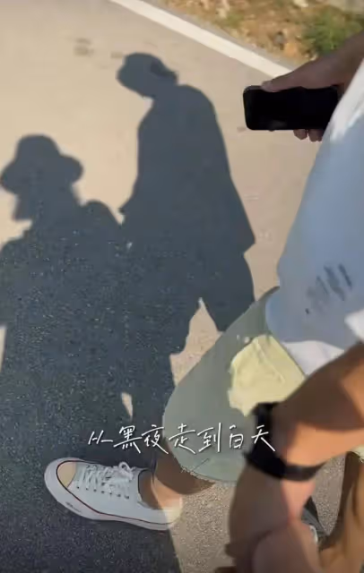 41歲主持人王冠官宣婚訊，曬與老公牽手照，與唐嫣尼格買提是好友