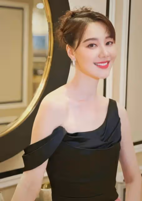 41歲主持人王冠官宣婚訊，曬與老公牽手照，與唐嫣尼格買提是好友