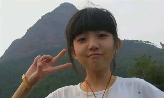 當年的「剪刀手女孩」，富豪許諾等她10年，如今長這樣了！