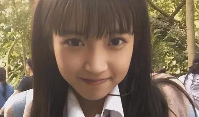 當年的「剪刀手女孩」，富豪許諾等她10年，如今長這樣了！