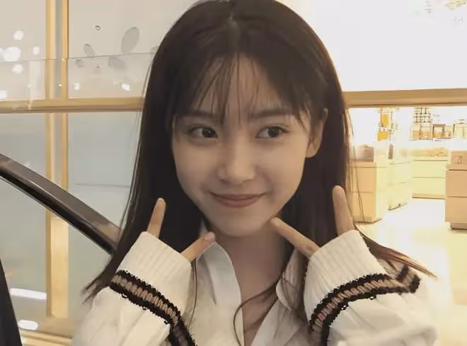 當年的「剪刀手女孩」，富豪許諾等她10年，如今長這樣了！