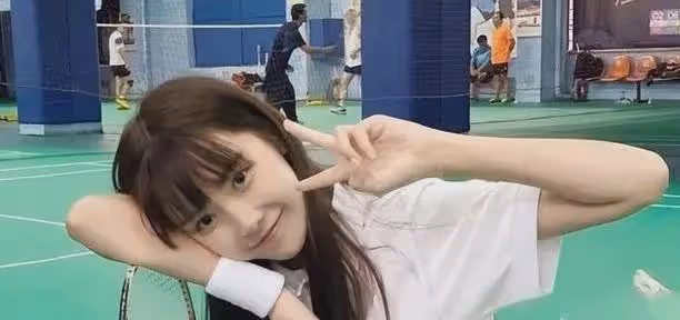 當年的「剪刀手女孩」，富豪許諾等她10年，如今長這樣了！