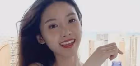 當年的「剪刀手女孩」,富豪許諾等她10年,如今長這樣了!
