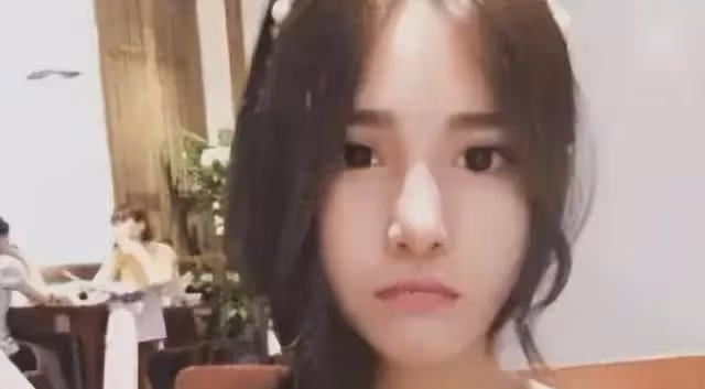 當年的「剪刀手女孩」,富豪許諾等她10年,如今長這樣了!