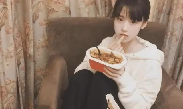 當年的「剪刀手女孩」,富豪許諾等她10年,如今長這樣了!