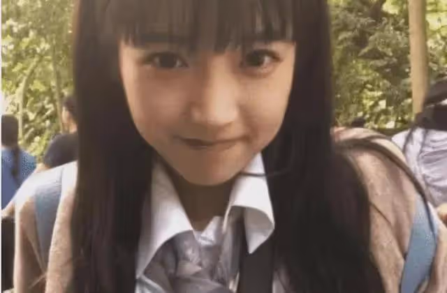 當年的「剪刀手女孩」,富豪許諾等她10年,如今長這樣了!