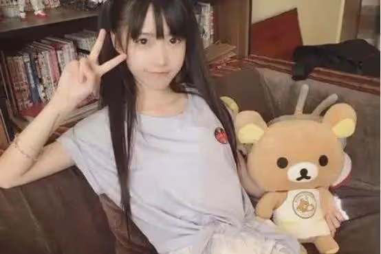 當年的「剪刀手女孩」,富豪許諾等她10年,如今長這樣了!