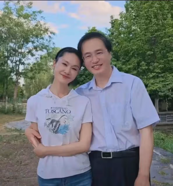 國家一級演員於文華現狀：離婚後帶女兒改嫁，穿著樸素趕集