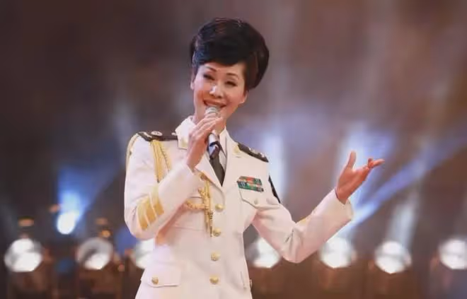 國家一級演員於文華現狀：離婚後帶女兒改嫁，穿著樸素趕集