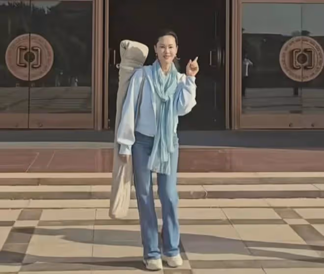 國家一級演員於文華現狀：離婚後帶女兒改嫁，穿著樸素趕集