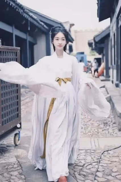 吳謹言飾演的薛芳菲，為何又讓她美出了新高度？