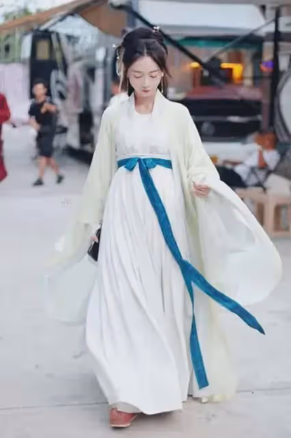吳謹言飾演的薛芳菲，為何又讓她美出了新高度？