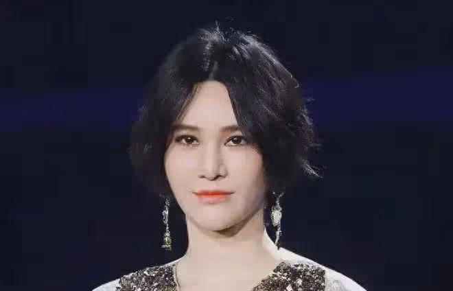 尚雯婕的時尚女人穿搭，為何總給人換臉的既視感，她真的動臉了嗎