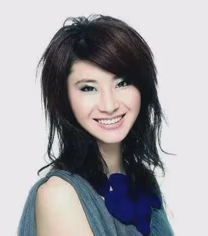 尚雯婕的時尚女人穿搭，為何總給人換臉的既視感，她真的動臉了嗎