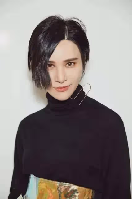 尚雯婕的時尚女人穿搭，為何總給人換臉的既視感，她真的動臉了嗎