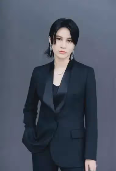 尚雯婕的時尚女人穿搭，為何總給人換臉的既視感，她真的動臉了嗎