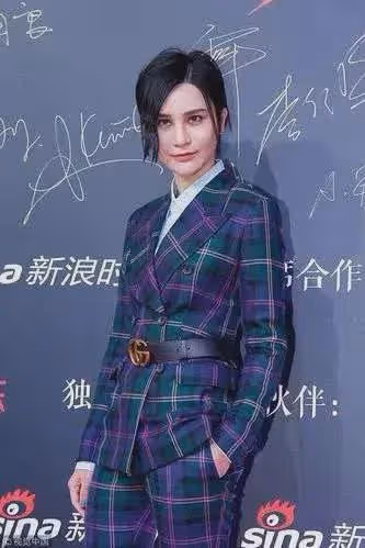 尚雯婕的時尚女人穿搭，為何總給人換臉的既視感，她真的動臉了嗎