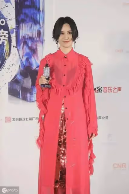 尚雯婕的時尚女人穿搭，為何總給人換臉的既視感，她真的動臉了嗎