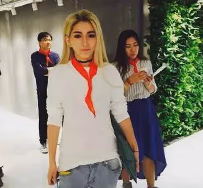 劉忻很帥氣的穿搭,為何顯得她好剛硬,也顯得她沒有多美?