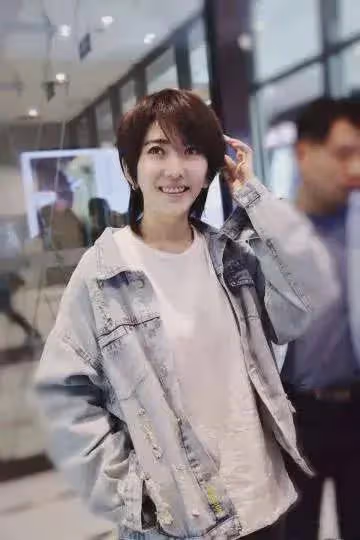 劉忻很帥氣的穿搭，為何顯得她好剛硬，也顯得她沒有多美？