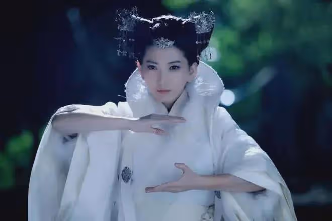 劉忻很帥氣的穿搭，為何顯得她好剛硬，也顯得她沒有多美？