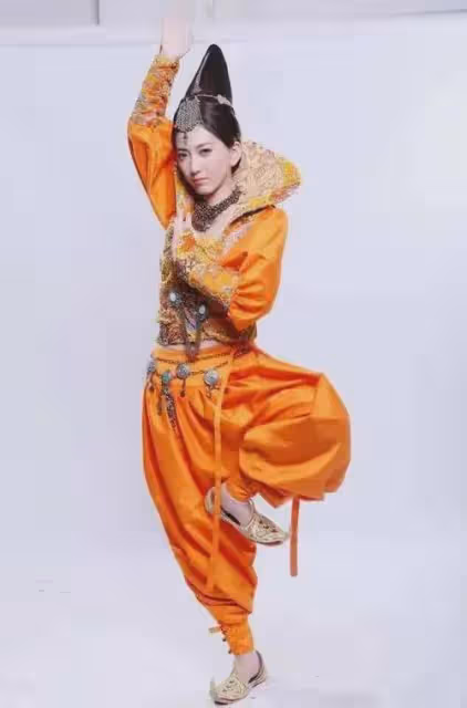 劉忻很帥氣的穿搭，為何顯得她好剛硬，也顯得她沒有多美？