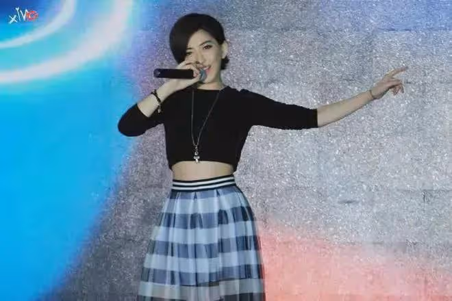 劉忻很帥氣的穿搭，為何顯得她好剛硬，也顯得她沒有多美？