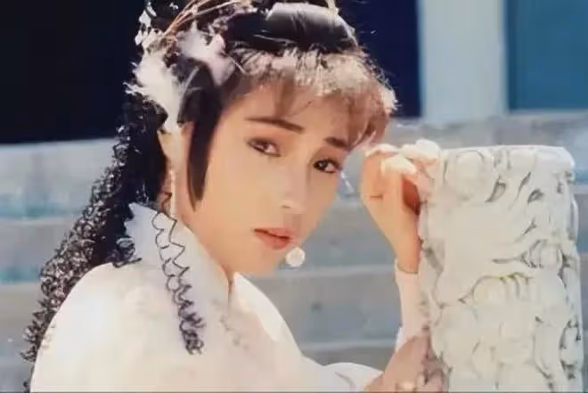 戚美珍作為TVB五美之一,無論是古裝還是現代裝都好美的!