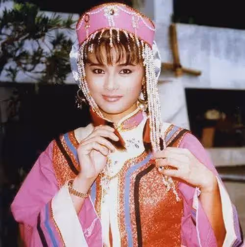 戚美珍作為TVB五美之一,無論是古裝還是現代裝都好美的!