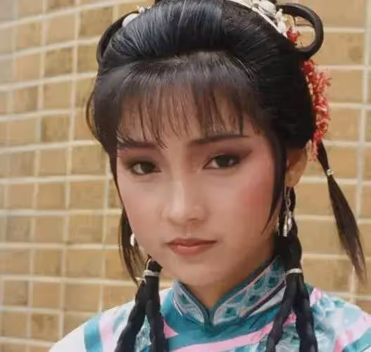 戚美珍作為TVB五美之一,無論是古裝還是現代裝都好美的!