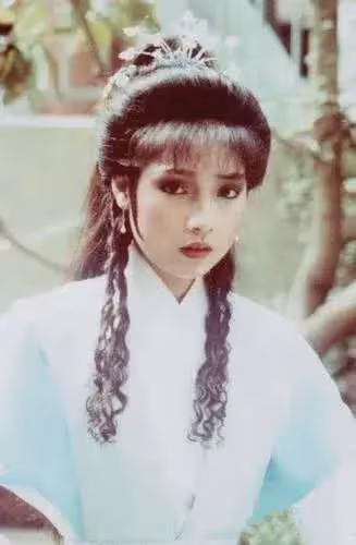 戚美珍作為TVB五美之一,無論是古裝還是現代裝都好美的!