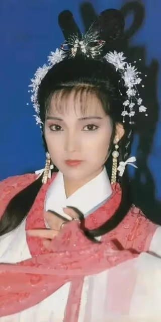 戚美珍作為TVB五美之一，無論是古裝還是現代裝都好美的！