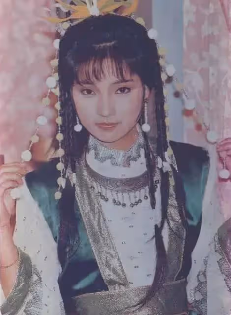 戚美珍作為TVB五美之一，無論是古裝還是現代裝都好美的！