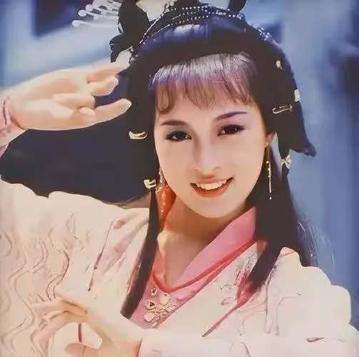 戚美珍作為TVB五美之一，無論是古裝還是現代裝都好美的！