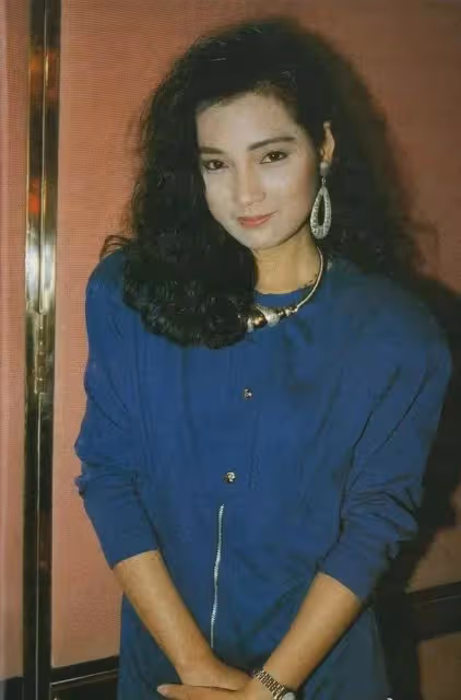 戚美珍作為TVB五美之一，無論是古裝還是現代裝都好美的！