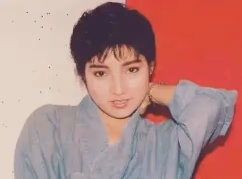 戚美珍作為TVB五美之一，無論是古裝還是現代裝都好美的！