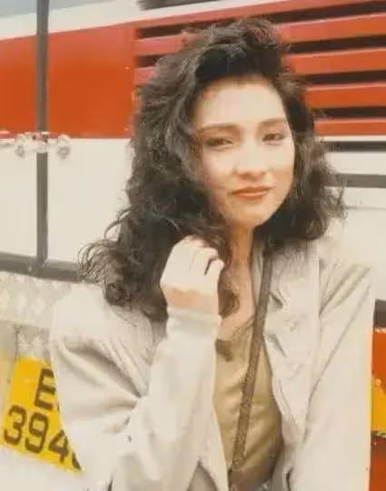 戚美珍作為TVB五美之一，無論是古裝還是現代裝都好美的！