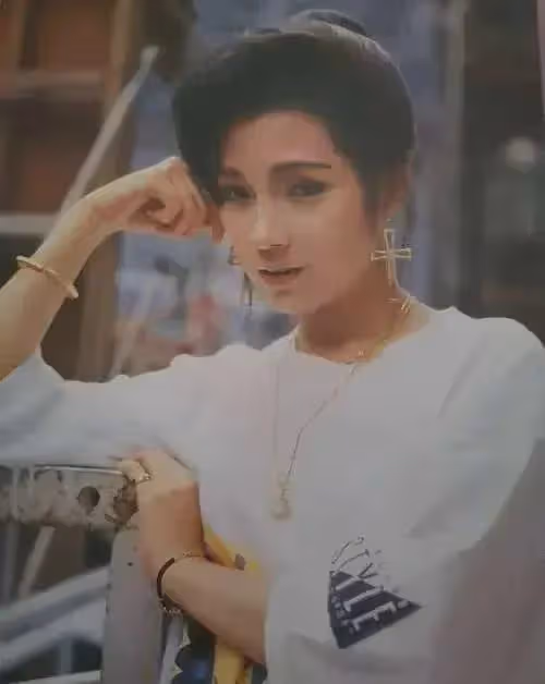 戚美珍作為TVB五美之一，無論是古裝還是現代裝都好美的！