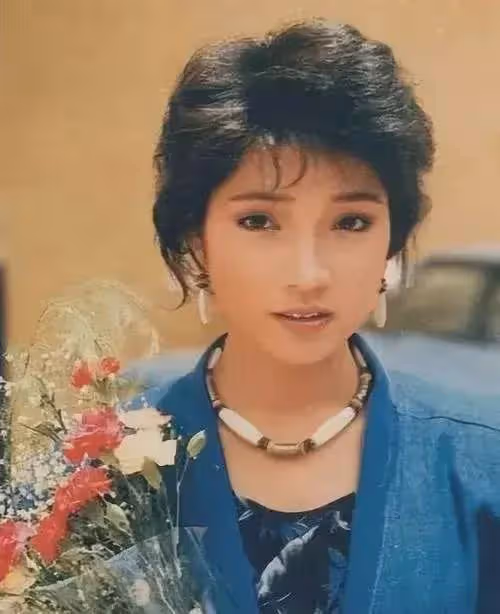 戚美珍作為TVB五美之一，無論是古裝還是現代裝都好美的！