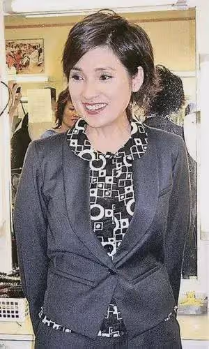 戚美珍作為TVB五美之一，無論是古裝還是現代裝都好美的！